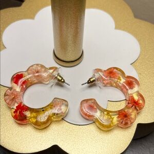 Floral Resin Hoop Pierced Earrings in Orange and Gold flowers EUC